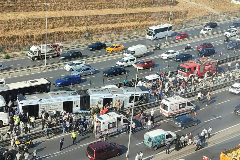 Sefaköy'de iki metrobüs çarpıştı