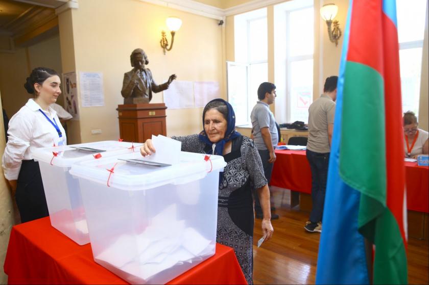 Azerbaycan'da, milletvekili seçimi için oy kullanan kadın.