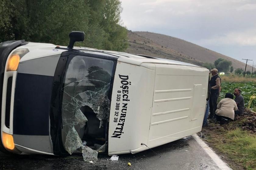 Afyonkarahisar'da işçileri taşıyan minibüsün devrildi