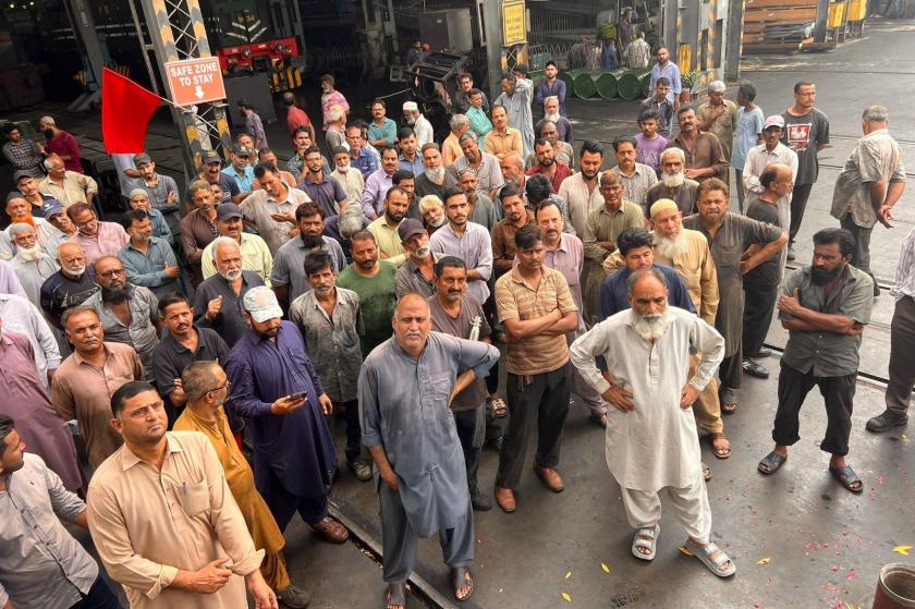 Pakistan’da demir yolu işçileri sendikasının örgütlü olduğu bir tamirhaneyi ziyaret ve işçilerle sohbet