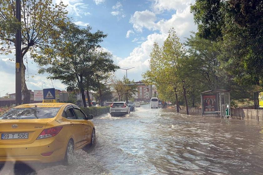 Çorlu’da aniden bastıran kuvvetli yağışta, bazı cadde ve sokakları su bastı