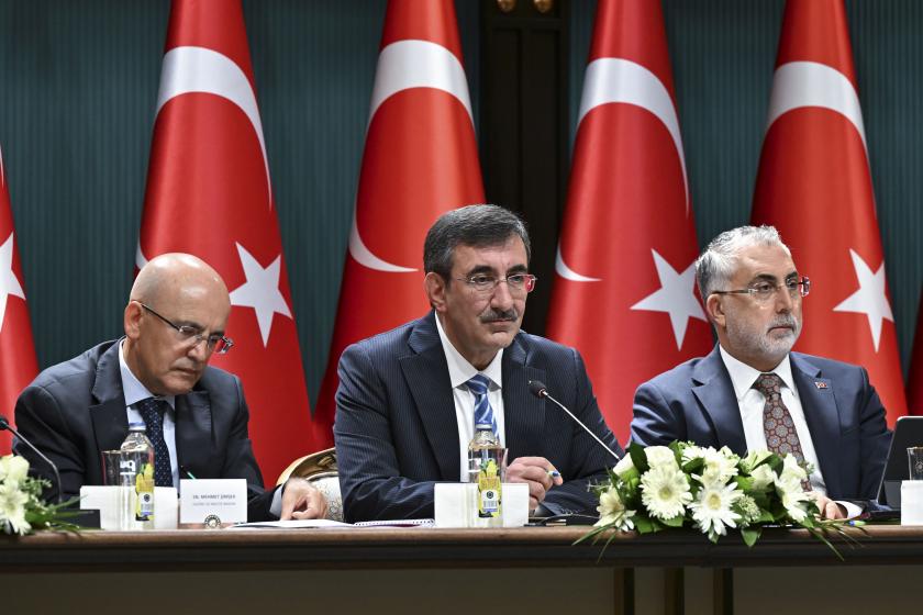 Mehmet Şimşek (solda), Cevdet Yılmaz (ortada), Vedat Işıkhan (sağda)