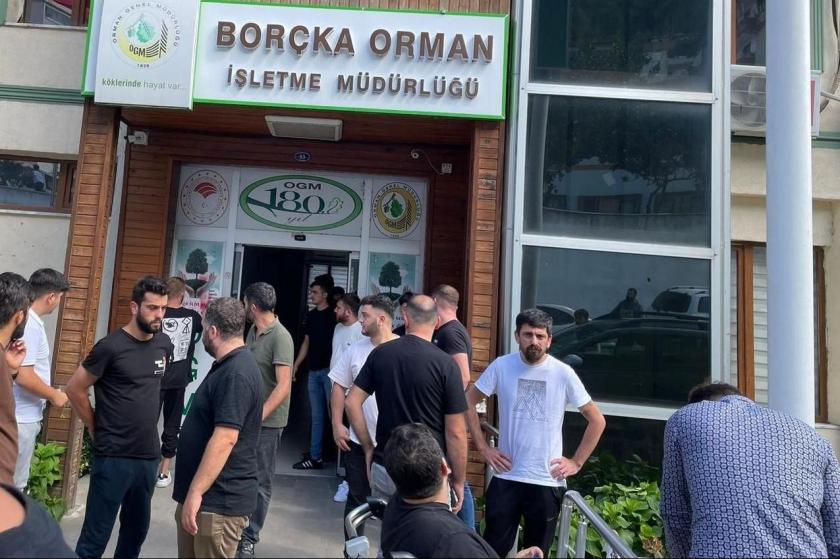 Orman İşletme Müdürlüğü önünde açıklama yapan Borçkalılar