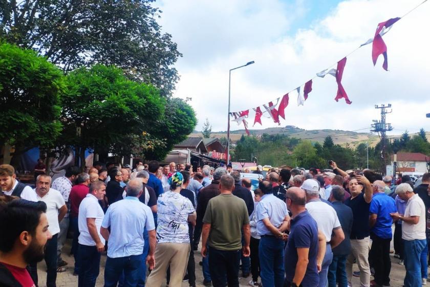 Sondaj çalışmalarına tepki gösteren yöre halkı.