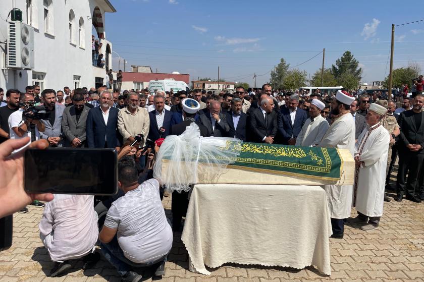 8 yaşındaki Narin'in tabutuna duvak kondu, tepki yağdı: Daha korkunç bir görüntü yok