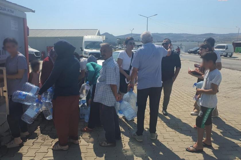 Türkiye Belediyeler Birliği heyetinin depremzedelerle yaptığı görüşmelerden