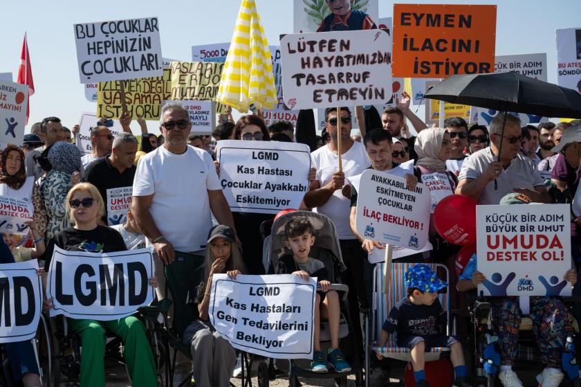 Sağlık Bakanlığı önünde açıklama yapan Duchenne Musküler Distrofi (DMD) ile mücadele edenler ve yakınları