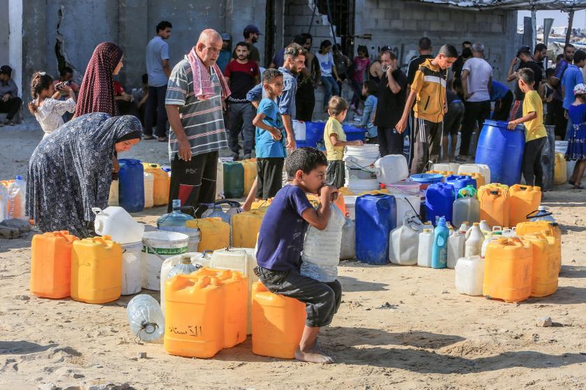 Gazze'nin güneyindeki Han Yunus kentinde yaşayan Filistinli çocuklar içme suyu kuyruğunda