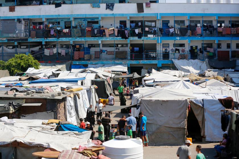 Saldırılar nedeniyle evlerini terk ederek Deyr Balah'daki UNRWA'ya ait okula sığınan Filistinli aileler, zor şartlar altında yaşamlarını sürdürüyor.