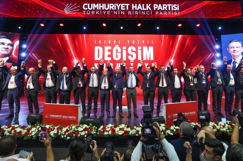 Özgür Özel, Ekrem İmamoğlu, Mansur Yavaş  ve diğer CHP'li belediye başkanları kürsüde el ele tutuşuyor