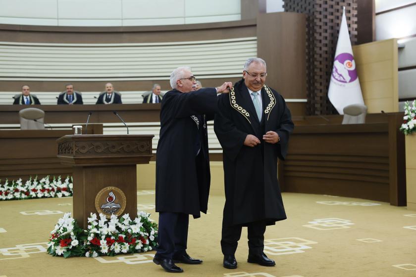 Metin Kıratlı’nın kisvesini AYM Başkanı Kadir Özkaya giydirdi.