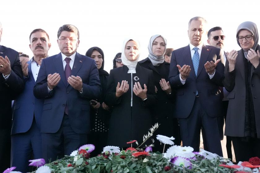 Mahinur Özdemir Göktaş (orta) Yılmaz Tunç (solda)  Ali Yerlikaya (sağda) Narin Güran'ın mezarı başında