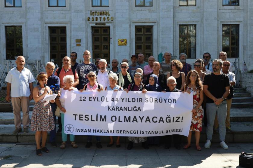 Darbenin ilk duyurulduğu yer olan İstanbul TRT Radyosu önünde açıklama yapan İHD'liler