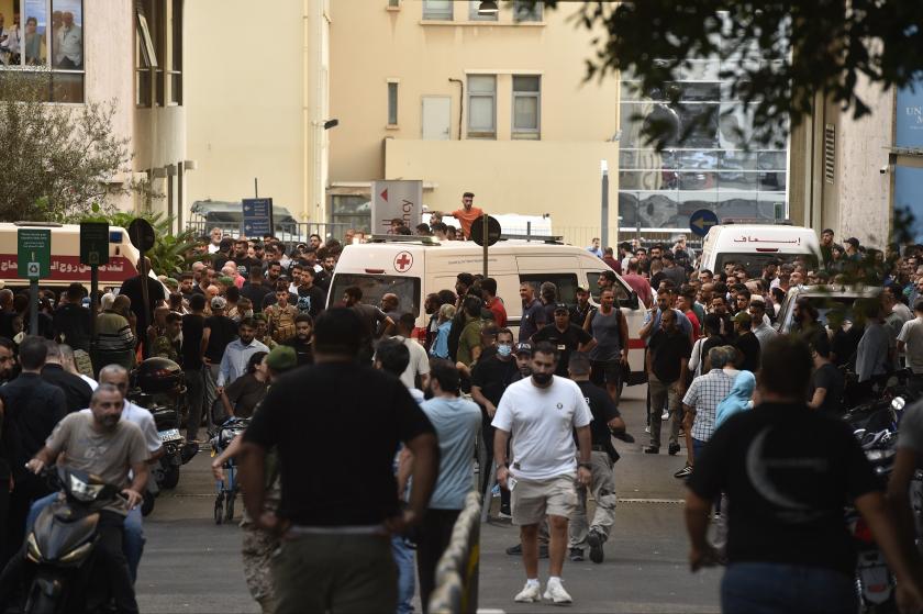 Lübnan'da bir ambulans, asker