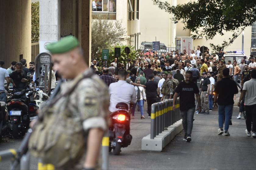 Lübnan'da bir ambulans, asker