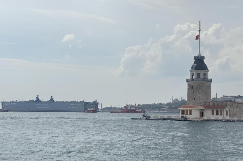 İstanbul Boğazı'ndan geçen yüzer gemi