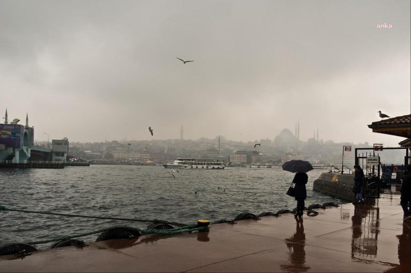 İstanbul'da sağanak yağışta iskelede insanlar