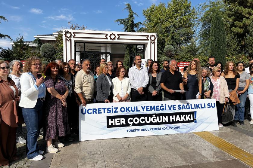 Türkiye Okul Yemeği Koalisyonu ücretsiz okul yemeği ve sağlıklı su basın açıklaması