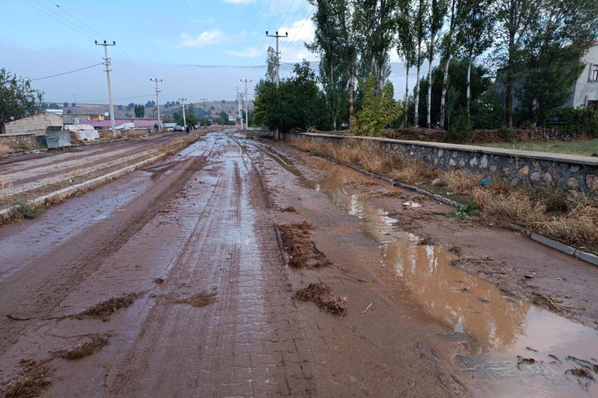 Bitlis'te sağanak sele neden oldu