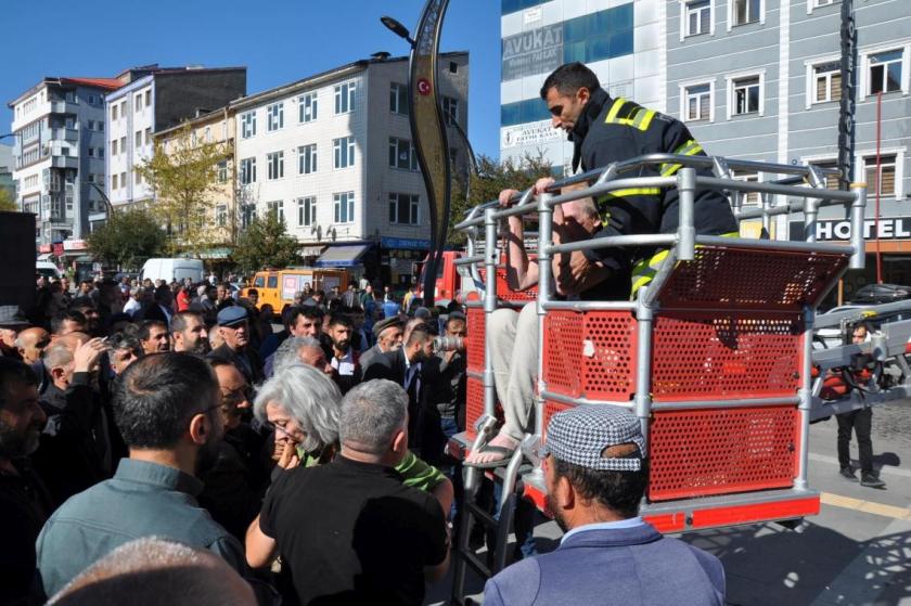 Çıkan yangında mahsur kalanların kurtarılma anı