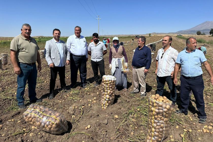 chp milletvekili ömer fethi gürer patates üreticileriyle birlikte