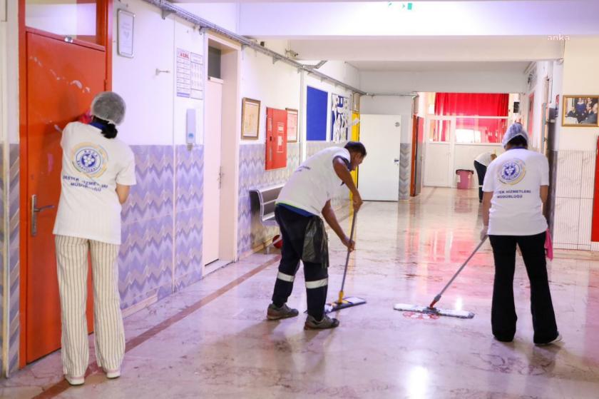 Buca Belediyeisinin okulardaki temizlik ekipleri