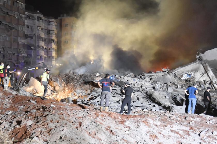 İsrail'in Beyrut'a yönelik hava saldırılarında yıkılan binaların enkazında arama kurtarma çalışmaları