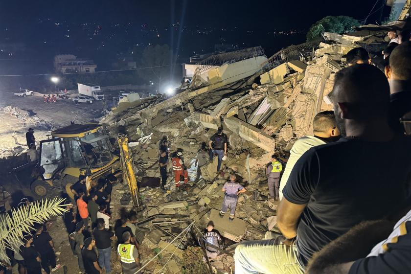 İsrail ordusunun Lübnan'a saldırısında yıkılan binada arama kurtarma çalışmaları