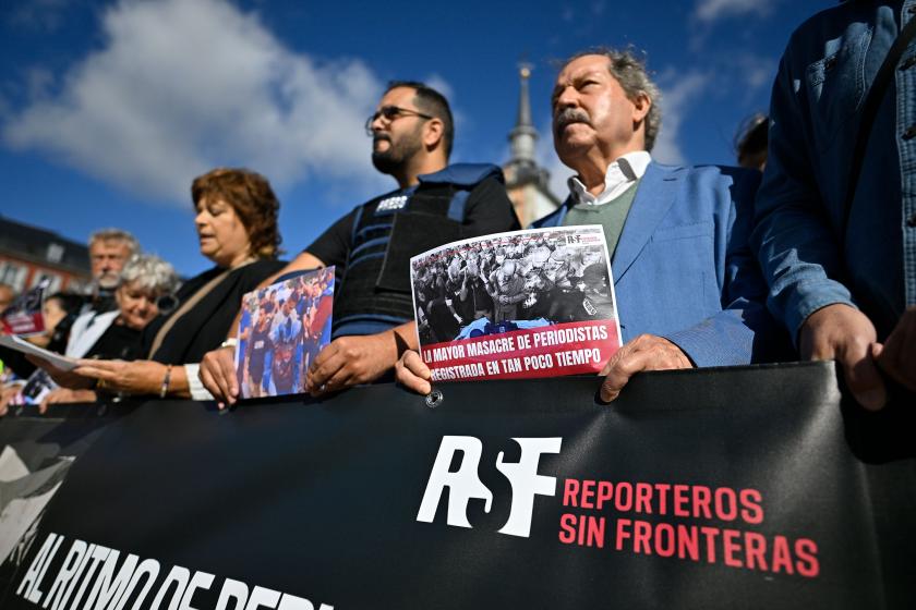 Madrid'deki Plaza Mayor Meydanı'nda İsrail'i protesto eden Sınır Tanımayan Gazeteciler (RSF) üyeleri.