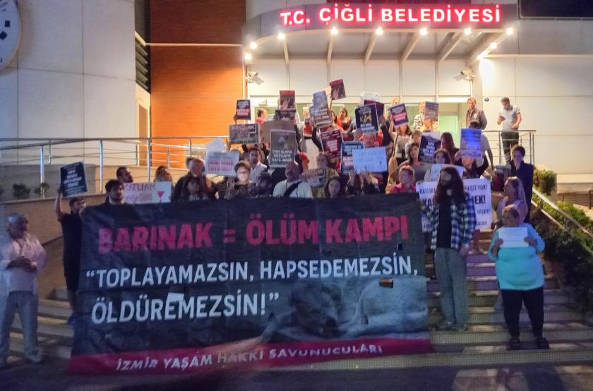 Çiğli Belediyesini protesto eden insanlar.