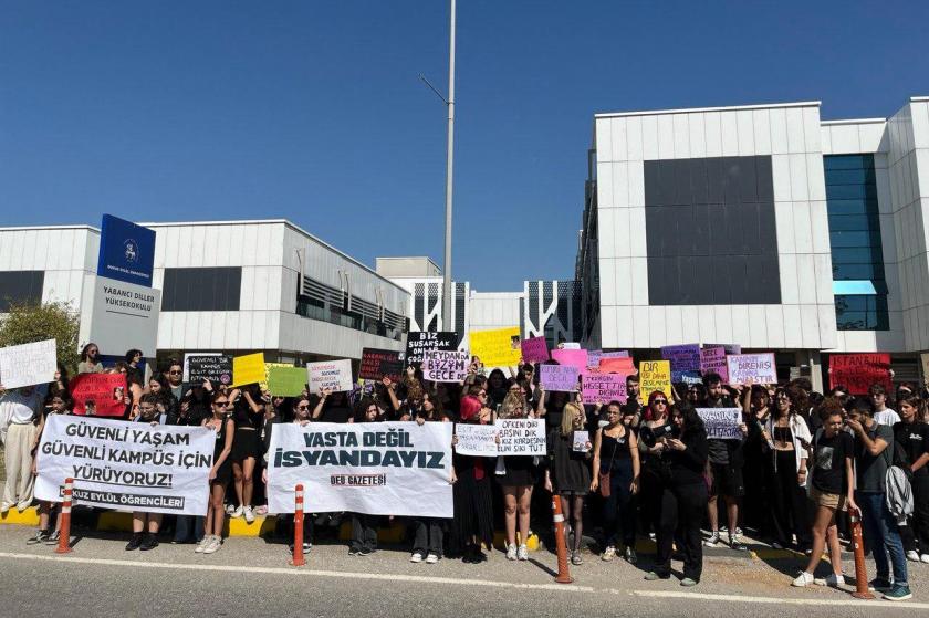 Dokuz Eylül Üniversitesi öğrencileri kadın cinayetleri protestosu