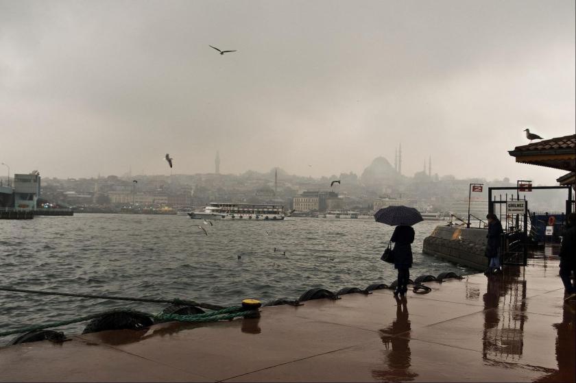 İstanbul'da sağanak yağışta iskelede insanlar