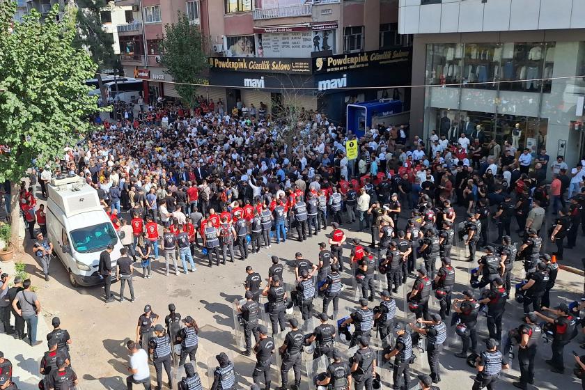 Diyarbakır'da miting için toplanan kitle polis barikatı önünde