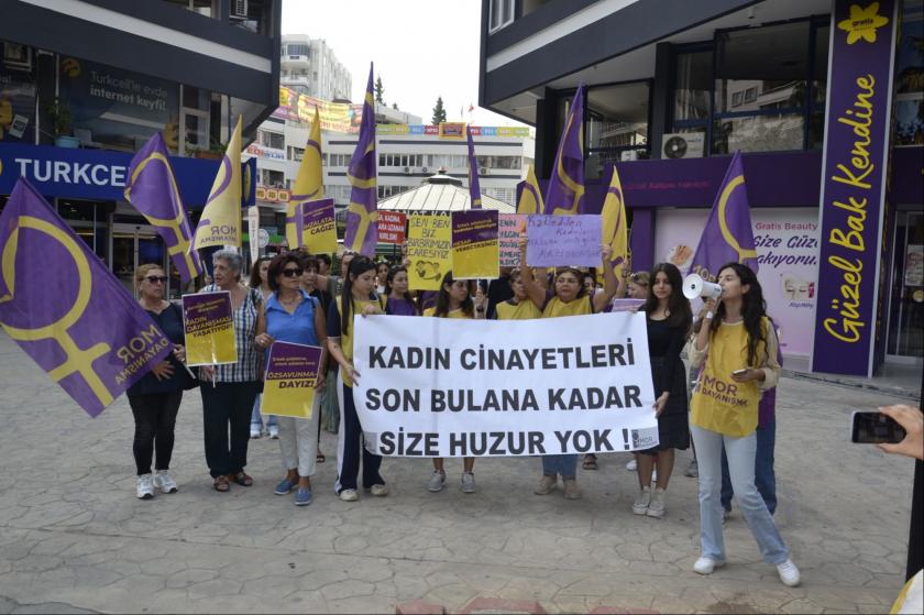 Adana’da kadınlar, kadın cinayetlerine tepki gösterdi: “Güvende değiliz!”