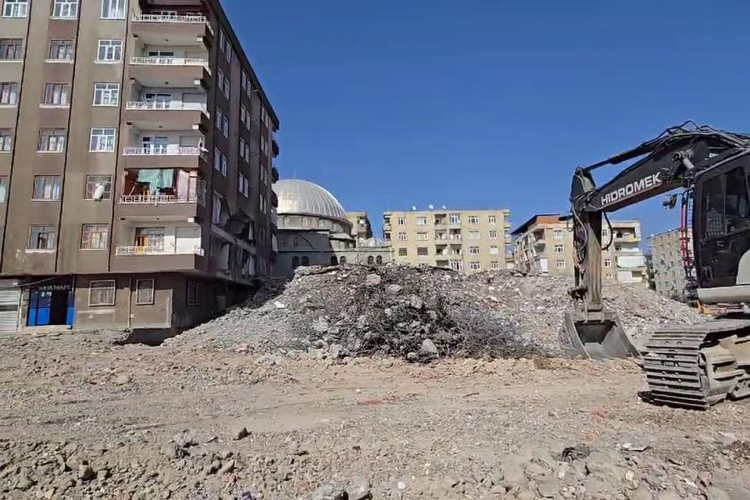 Şener Apartmanı, yıkım sırasında bitişiğinde bulunan Hayat 3 Apartmanı'nın üzerine düştü