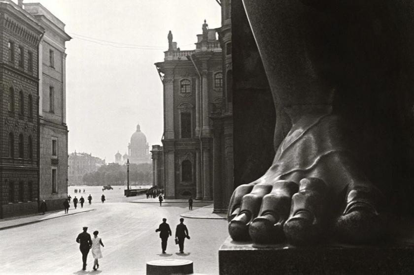 Fotoğraf: Boris Ignatovich, At the Hermitage, Leningrad, 1930