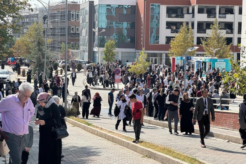 Diyarbakır Bismil'de deprem nedeniyle sokağa çıkan insanlar.