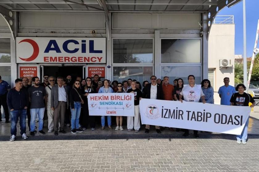 İzmir Gaziemir Devlet Hastanesinde, sağlık emekçisi kadına yapılan saldırıyı protesto eden sağlık emekçileri