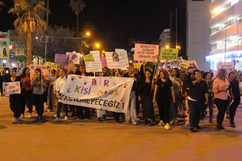  İskenderun Kadın Platformu çağrısıyla kadınlar cinayetlere karşı yürüdü 