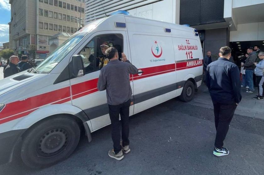 Tedavisi devam eden hastaların, ambulanslarla kamu hastanelerine sevki sağlanıyor.