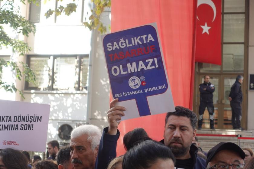 sağlık meslek örgütleri, Çemberlitaş'ta bulunan İstanbul İl Sağlık Müdürlüğü önünde basın açıklaması gerçekleştirdi.