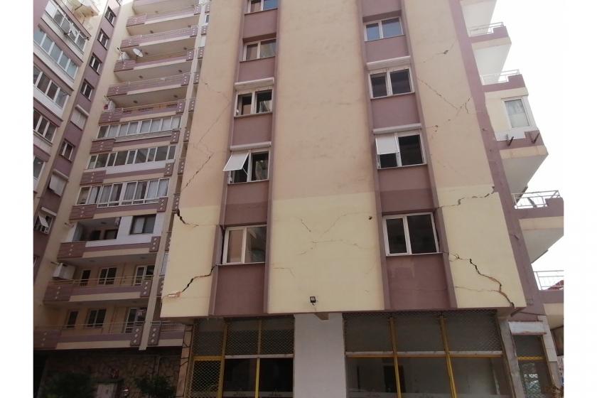 depremde hasar almış apartman