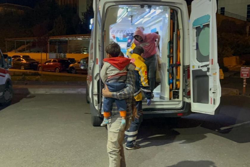 Çıkan yangında zehirlenenler ambulansa alındı