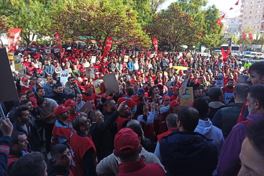 Grev kararını belediyeye asmak için yürüyşe geçen belediye işçileri