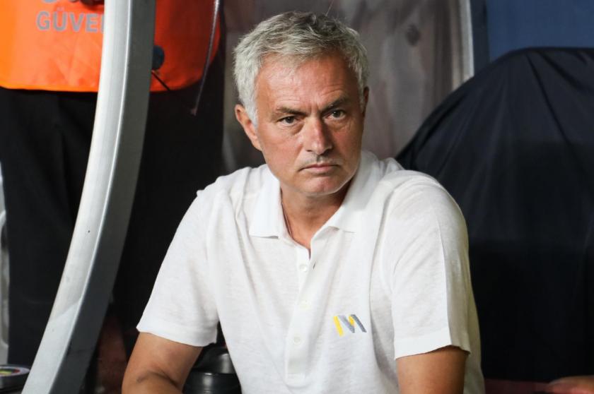 Jose Mourinho kulubede oturuyor