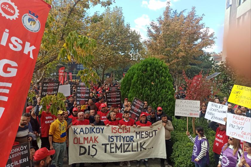 Kadıköy Belediyesi işçileri Belediye binası önünde