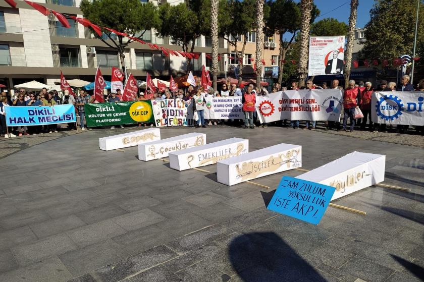 meydanda toplanan kalabalık ve tabut maketleri