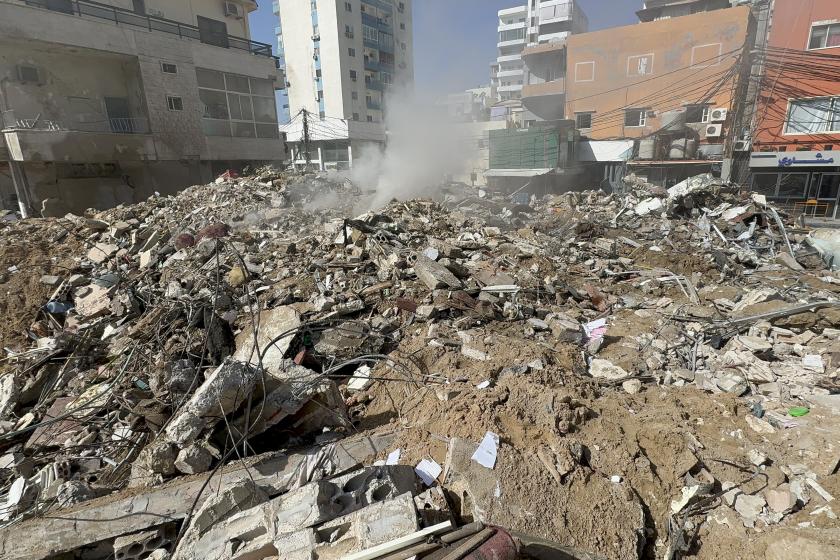 bombardıman sonrası oluşan enkaz, moloz yığını, duman