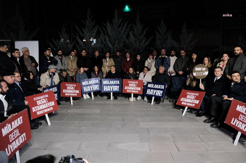 CHP heyeti Milli Eğitim Bakanlığı önünde oturma eylemi düzenledi 