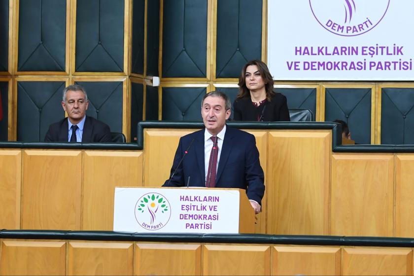 Tuncer Bakırhan, DEM Parti Meclis grup toplantısında konuşurken